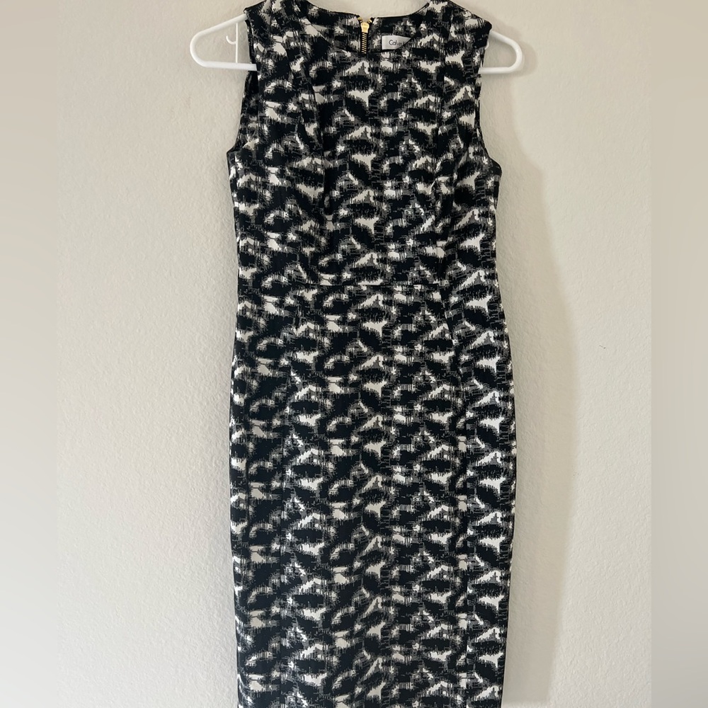 CALVIN KLEIN CLASSY SLEEVELESS BLACK & WHITE DRESS. BACK ZIPPER FOR A SLEEK FIT.
